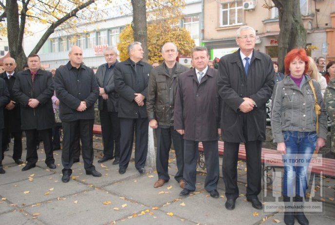 Сотні заплаканих очей провели в останню дорогу загиблого у зоні АТО мукачівця (ФОТОРЕПОРТАЖ) – 25