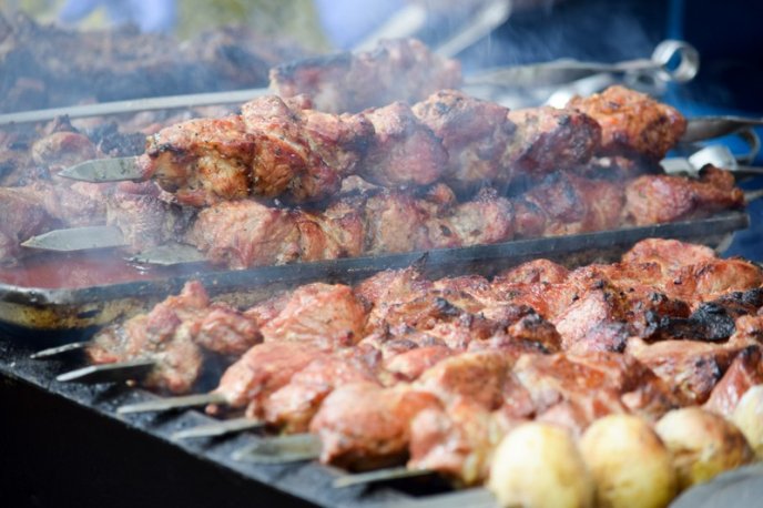 Сири, м’ясо, вино та мед: як в Ужгороді Петрівський ярмарок проходить – 13 Сири, м’ясо, вино та мед: як в Ужгороді Петрівський ярмарок проходить – 13