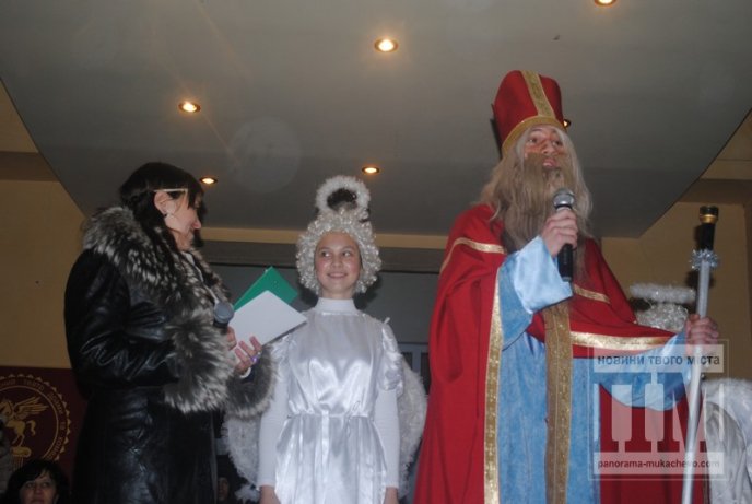 У Мукачеві святковими вогнями запалили головну новорічну красуню міста (ФОТОРЕПОРТАЖ) – 12 У Мукачеві святковими вогнями запалили головну новорічну красуню міста (ФОТОРЕПОРТАЖ) – 12