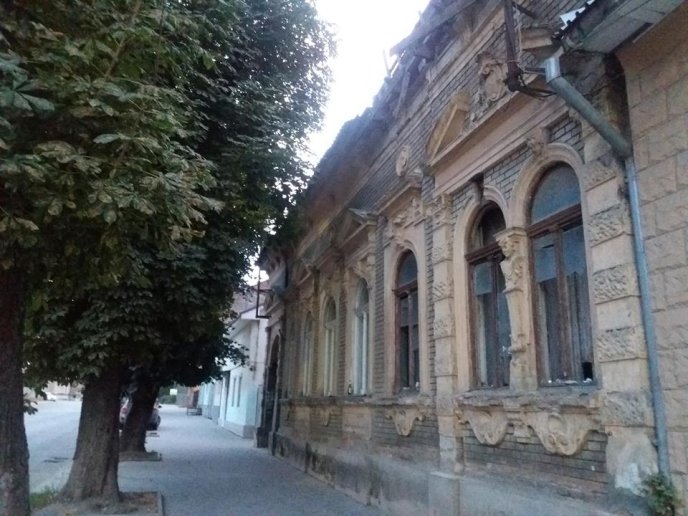 У центрі Ужгорода розвалюється історичний будинок: цегла падає на голови перехожих – 03