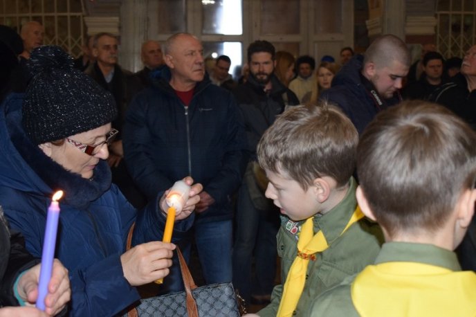 В Ужгород принесли Вифлеємський вогонь – 10 В Ужгород принесли Вифлеємський вогонь – 10