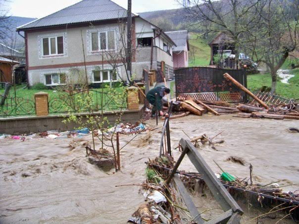 На Свалявщині піднялась вода: знищено переходи та асфальтове покриття – 03