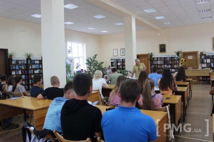 У Мукачеві відбувся флешмоб "Молодь читає" – 03