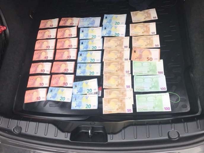 Чоловік пропонував прикордоннику 1 130 євро хабара – 03