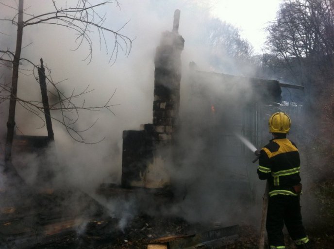 У Виноградові вщент згорів садовий будинок – 03