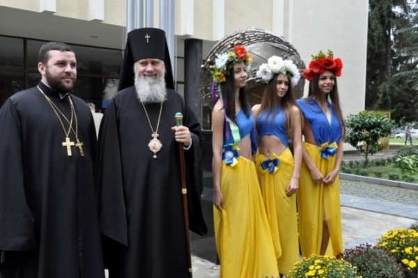 У мережі обговорюють, чи бува не перебільшили ужгородські студентки із патріотичною відвертістю – 03