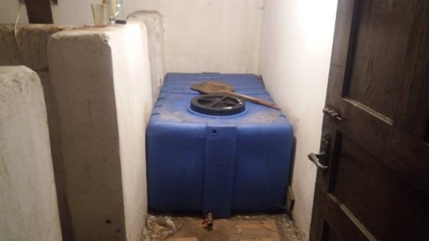 На Закарпатті у повній антисанітарії підробляли коньяк. Масштаби вражають – 06