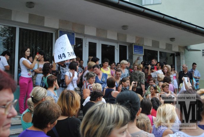 Сьогодні Мукачево мітингувало: сотні жінок перекрили дорогу та вимагали не забирати чоловіків у армію (ФОТО) – 01