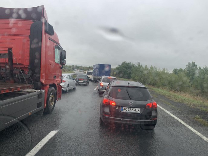 Поблизу Зняцева сталась ДТП. Утворились кілометрові затори – 01