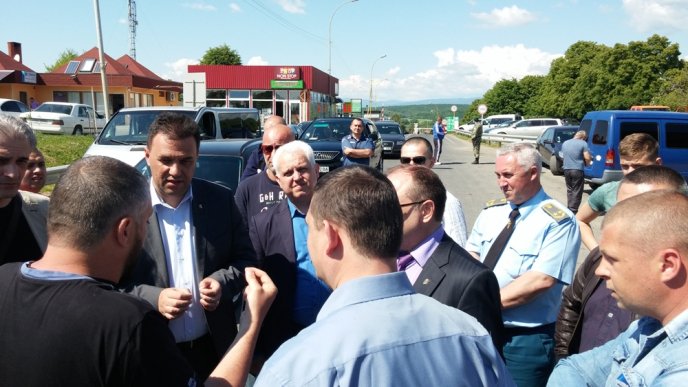 Голова облради Михайло Рівіс домовився з власниками іноземних авто про розблокування КПП «Ужгород» – 05 Голова облради Михайло Рівіс домовився з власниками іноземних авто про розблокування КПП «Ужгород» – 05
