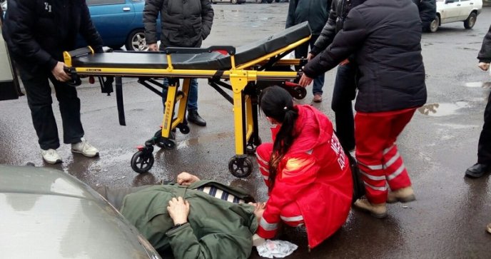 Поблизу готелю "Закарпаття" в Ужгороді збили чоловіка – 03