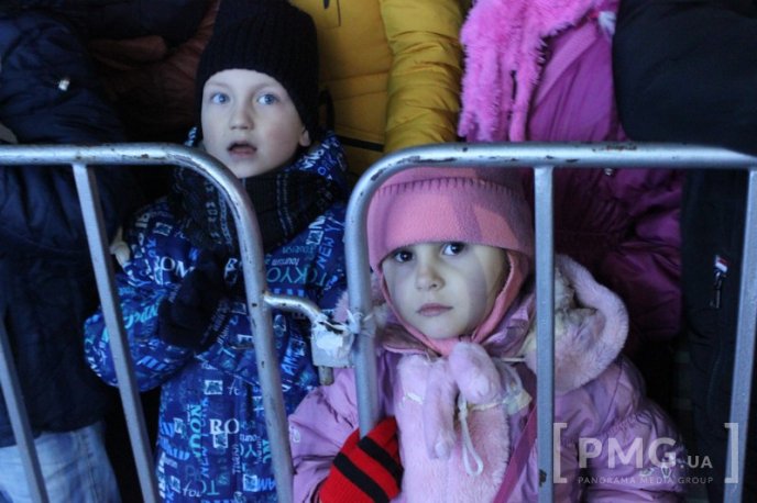 У Мукачеві засяяли вогні головної новорічної ялинки міста – 16