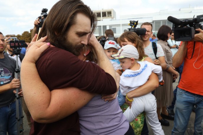 Історичні фото: як зустрічали полонених вдома – 07