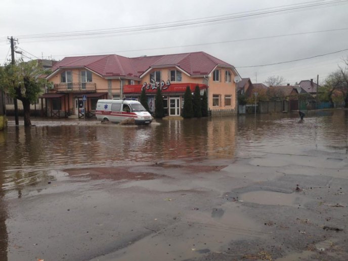 "Треба човен": як виглядає підтоплений мікрорайон Радванка в Ужгороді – 03