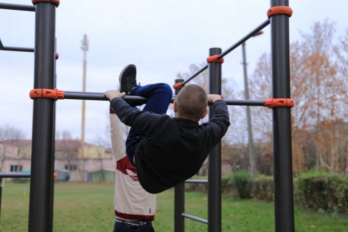 У Мукачеві колишні учні облаштували на території школи спортивний майданчик – 01