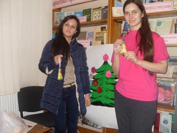 В Ужгородській міській бібліотеці виготовляли ялинкові прикраси – 04 В Ужгородській міській бібліотеці виготовляли ялинкові прикраси – 04