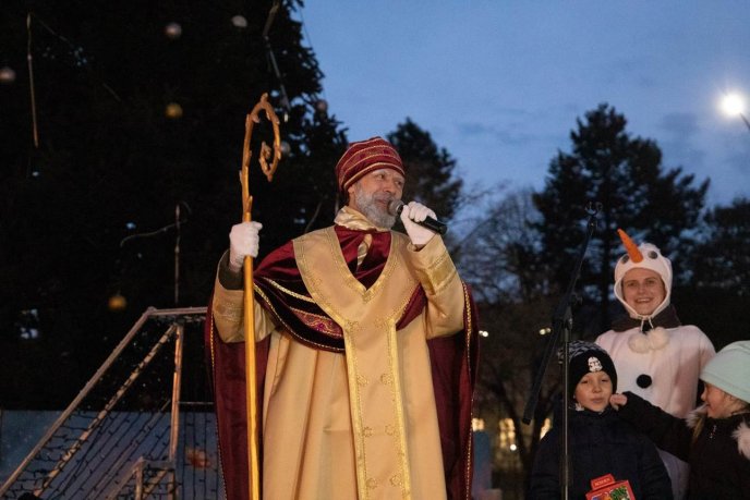 На ялинках Ужгорода та Мукачева засвітили святкові вогні – 08