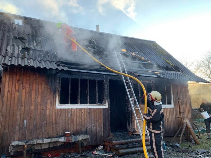 У селі серед білого дня спалахнула літня кухня – 04
