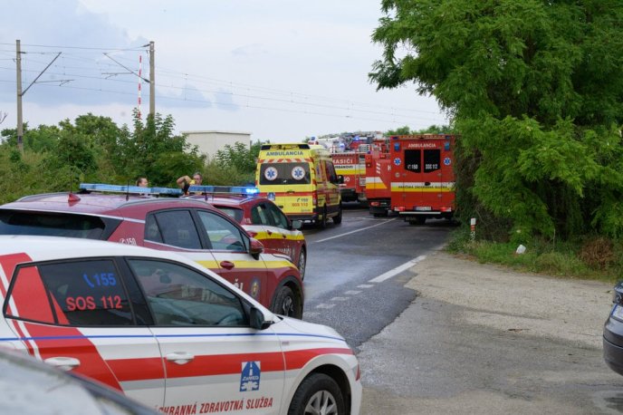 У Словаччині потяг зіткнувся з автобусом: є загиблі та поранені – 09