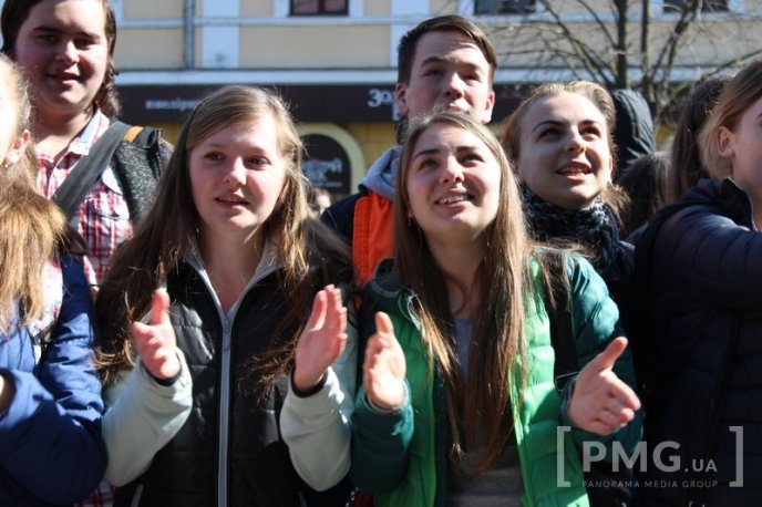 Протести у центрі Мукачева: сутички, заблокована ратуша та крики "Ганьба" в адрес мера – 31