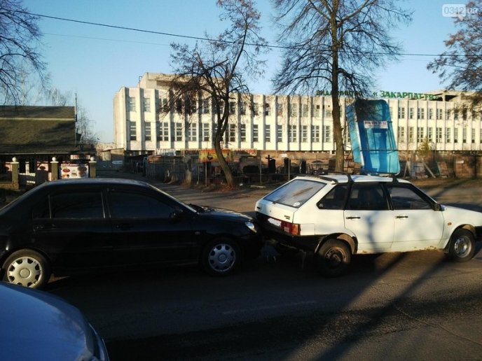 Аварія в Ужгороді: зіткнулися одразу 4 машини – 07