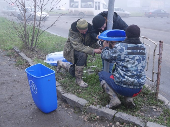 В Ужгороді почали встановлювати "євросмітники" – 05