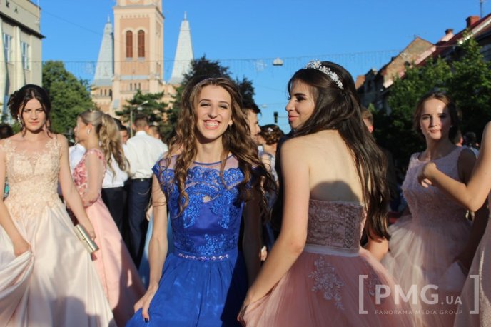 Мукачівські випускники станцювали прощальний вальс у центрі міста – 23