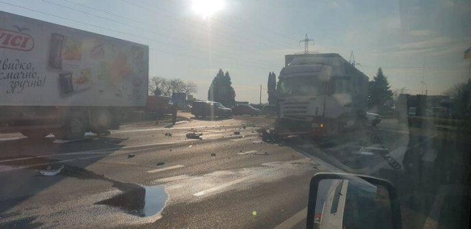 Уламки машин розкидані по дорозі: на виїзді з Мукачева сталась ДТП – 04