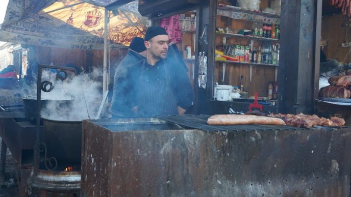 Банош, глінтвейн, бограч, палинка, рулька: чим пригощають на фестивалі "Червене вино 2022" – 08