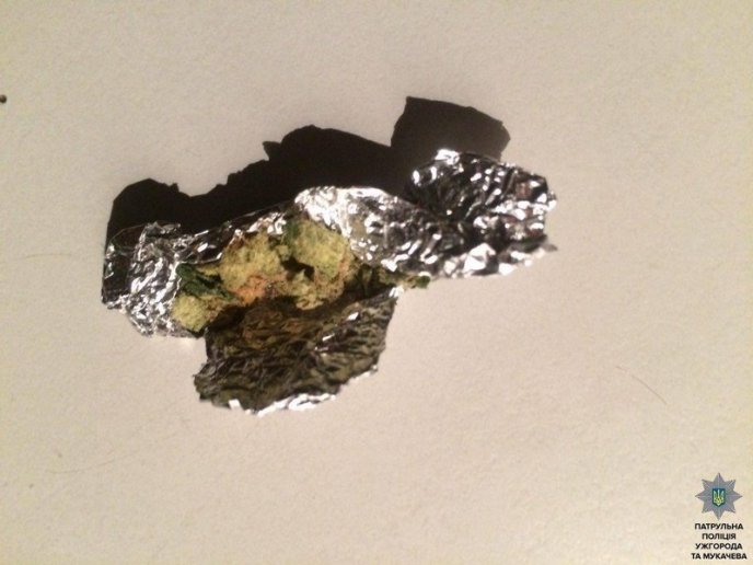 Нічним Ужгородом гуляли чоловіки з наркотиками у кишенях – 04