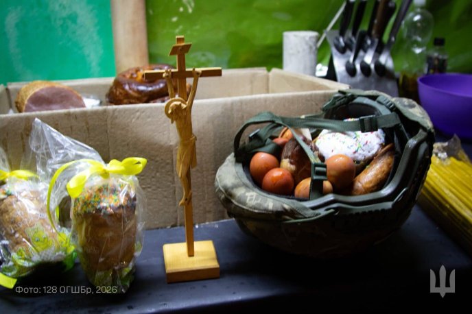 Закарпатська 128 бригада показала, як воїни освячували паски – 02