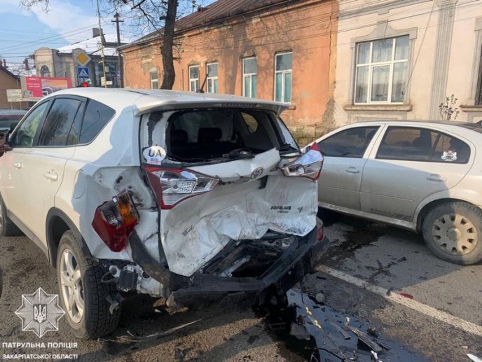 В Ужгороді сталась масштабна ДТП. Зіткнулись 4 машини – 03