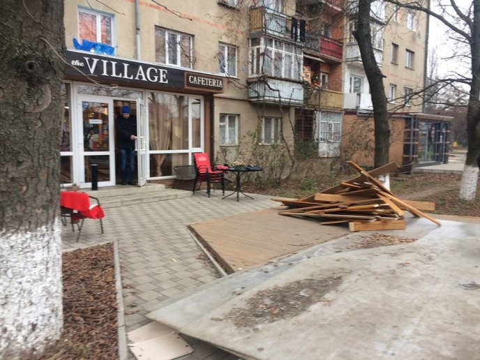 На вулиці Собранецькій ужгородські "муніципали" демонтували терасу – 07