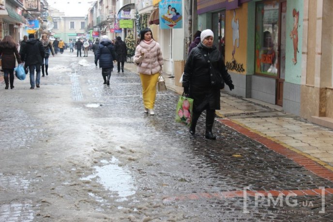Одна з центральних вулиць Мукачева перетворилась на суцільну калюжу – 02