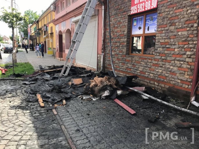 Пожежа у Мукачеві: горів торговий провулок по вулиці Духновича – 01