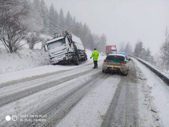 У Словаччині вирувала негода. Сильний вітер перевертав вантажівки – 04