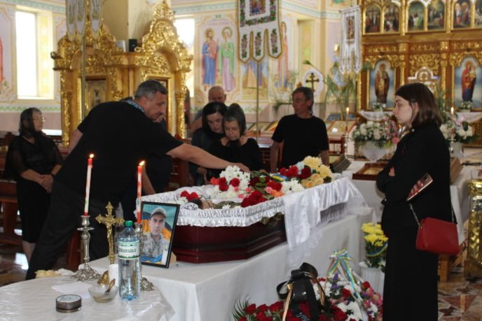 На Закарпатті в останню путь провели 32-річного захисника – 02