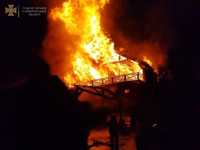 Рятувальники показали фото нищівної пожежі в готелі – 03