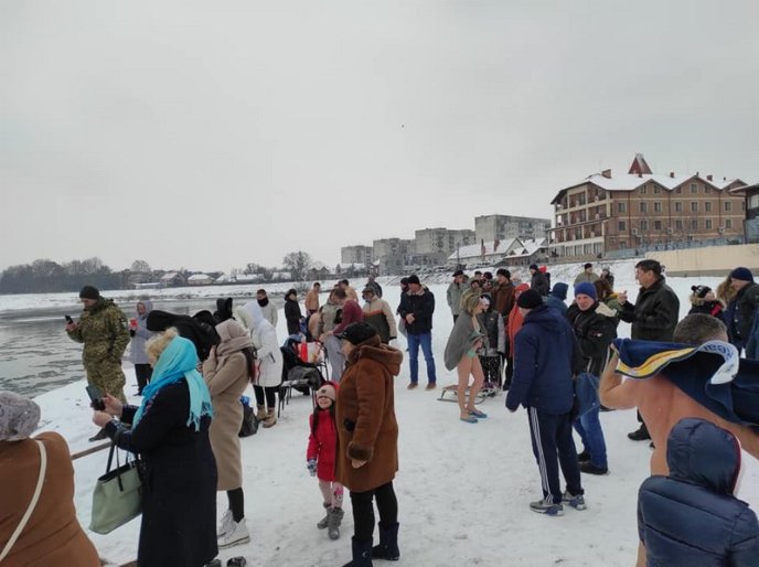 Як мукачівці на Водохреще у Латорицю пірнали – 03