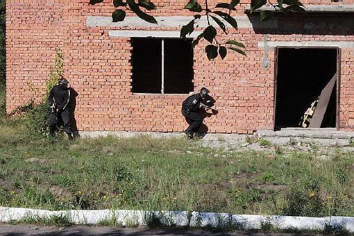 В універмазі правоохоронці затримали двох озброєних злочинців – 01