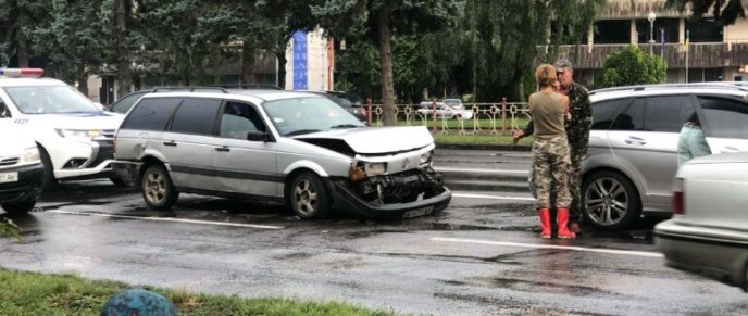 В Ужгороді трапилась ДТП: зіткнулись два авто – 02