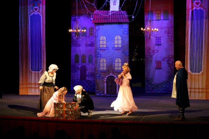 Закарпатський облмуздрамтеатр подарував маленьким глядачам виставу "Лускунчик" – 02