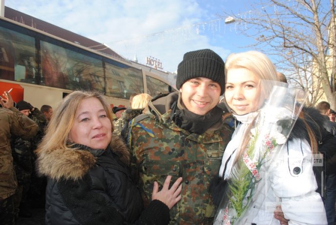 У Мукачеві з оплесками зустрічали героїв-бійців 128-ої бригади (ФОТОРЕПОРТАЖ) – 20