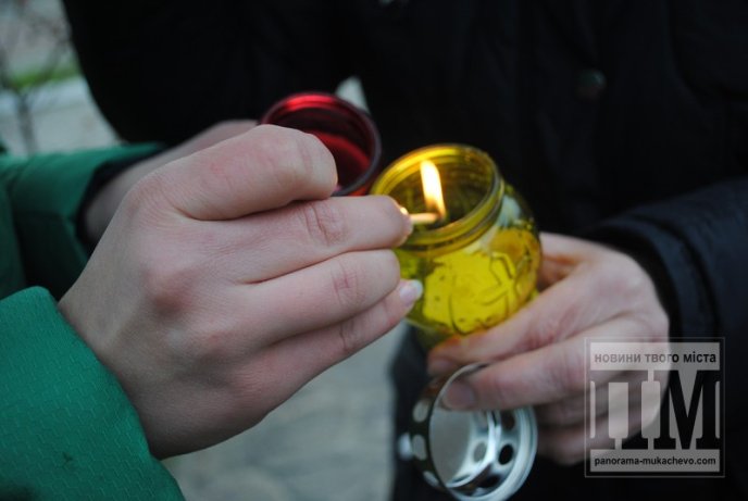 Мукачівці помолились за невинних жертв Голодомору 1932-33-х років (ФОТОРЕПОРТАЖ) – 01 Мукачівці помолились за невинних жертв Голодомору 1932-33-х років (ФОТОРЕПОРТАЖ) – 01