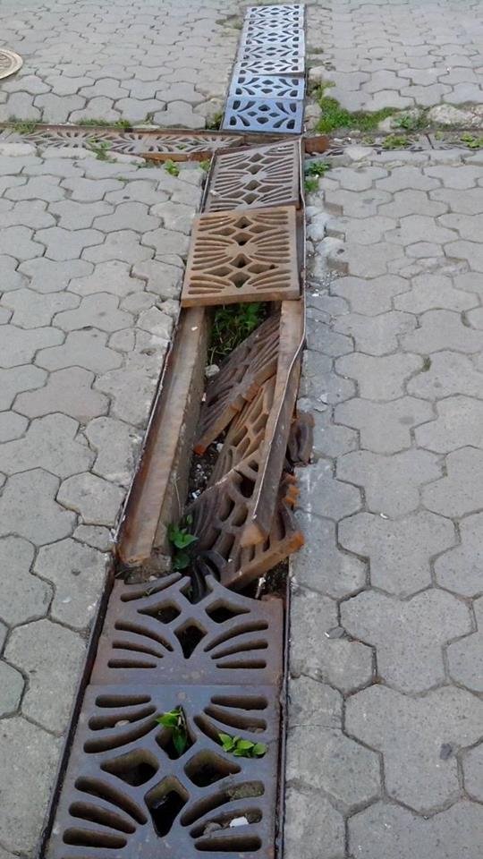 Пішохідну зону в історичному центрі Ужгорода понівечили вантажівки – 01 Пішохідну зону в історичному центрі Ужгорода понівечили вантажівки – 01