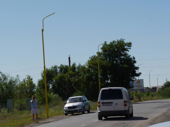В Ужгороді встановлювали нові опори для вуличного освітлення – 02