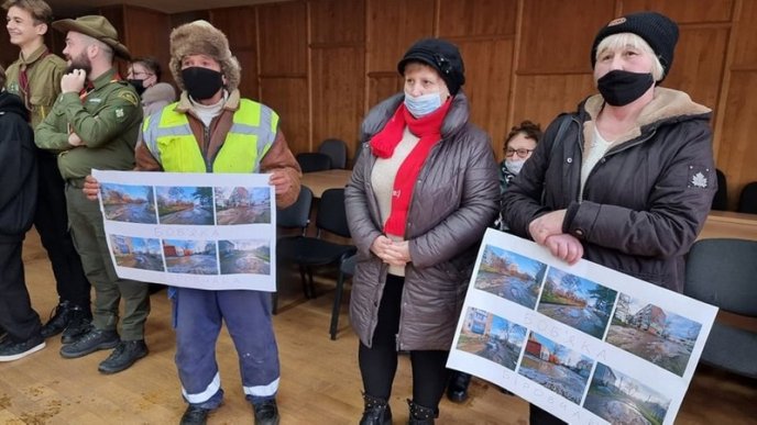 Біля міської ради мітингували обурені ужгородці – 02