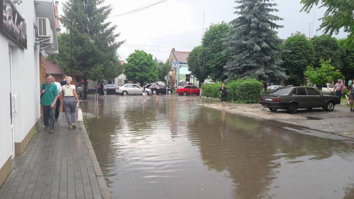 Закарпатське місто після дощу перетворилося на Венецію – 08