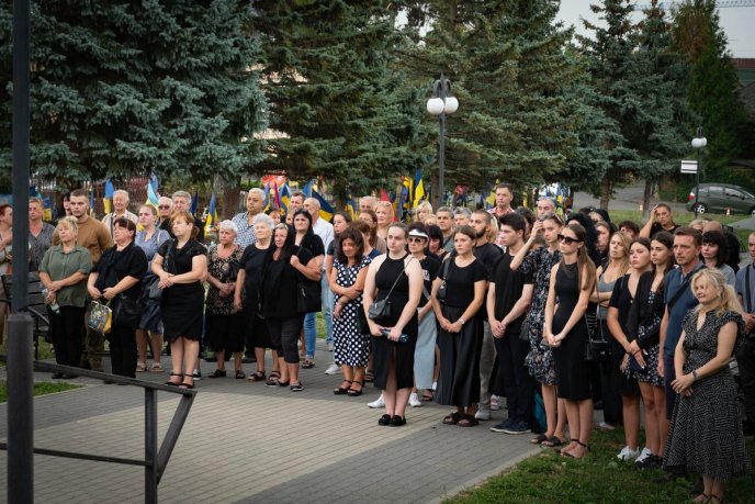 Залишились дружина та дві доньки: в області поховали захисника, життя якого обірвалось – 02