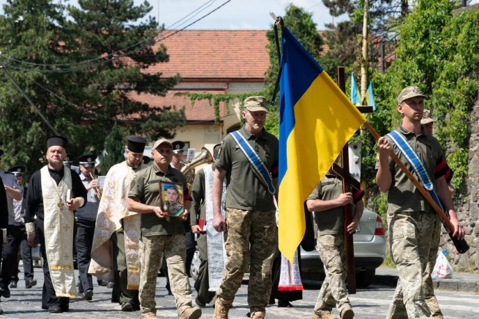 На Закарпатті поховали 21-річного Героя. Батько хлопця зник безвісти на війні – 08